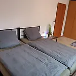Glockenbruchweg Familien Mit 800qm Umzaeunten Garten, Bbq Pavilion, Gratis Fruehstueck, Parkplaetze, Wifi, Lage, So Privat Zu Hause Kassel