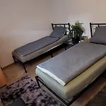 Glockenbruchweg Familien Mit 800qm Umzaeunten Garten, Bbq Pavilion, Gratis Fruehstueck, Parkplaetze, Wifi, Lage, So Privat Zu Hause Kassel
