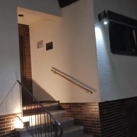 Ganzes Mit 1000qm Garten In Kassel, Private Kueche, Bad Wc, Wohnzimmer, 4 Schlafzimmer, 7 Betten, Gratis Parkplaetze, Wifi, Bbq Pavillion, So Privat Zu Hause كاسيل