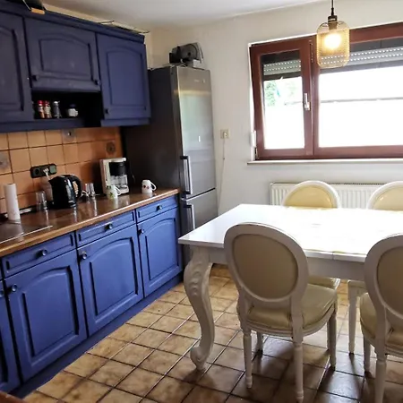 Ferienhaus Ferienhaus Kassel Glockenbruchweg, Familien Resort mit 800qm umzäunten Garten, Grill Pavillon, Gratis Frühstück, Parkplätze, WiFi, so Privat wie zu Hause Kassel
