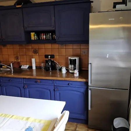 بيت للعطل Ganzes Mit 1000qm Garten In Kassel, Private Kueche, Bad Wc, Wohnzimmer, 4 Schlafzimmer, 7 Betten, Gratis Parkplaetze, Wifi, Bbq Pavillion, So Privat Zu Hause