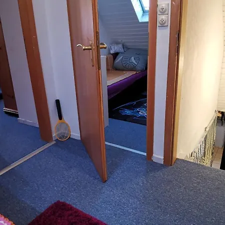 بيت للعطل Ganzes Mit 1000qm Garten In Kassel, Private Kueche, Bad Wc, Wohnzimmer, 4 Schlafzimmer, 7 Betten, Gratis Parkplaetze, Wifi, Bbq Pavillion, So Privat Zu Hause