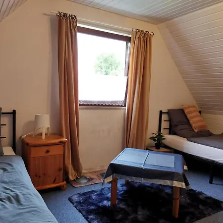 Ganzes Mit 1000qm Garten In Kassel, Private Kueche, Bad Wc, Wohnzimmer, 4 Schlafzimmer, 7 Betten, Gratis Parkplaetze, Wifi, Bbq Pavillion, So Privat Zu Hause