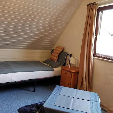 Ferienhaus Kassel Glockenbruchweg, Familien Resort mit 800qm umzäunten Garten, Grill Pavillon, Gratis Frühstück, Parkplätze, WiFi, so Privat wie zu Hause Ferienhaus
