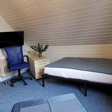 Ganzes Mit 1000qm Garten In Kassel, Private Kueche, Bad Wc, Wohnzimmer, 4 Schlafzimmer, 7 Betten, Gratis Parkplaetze, Wifi, Bbq Pavillion, So Privat Zu Hause