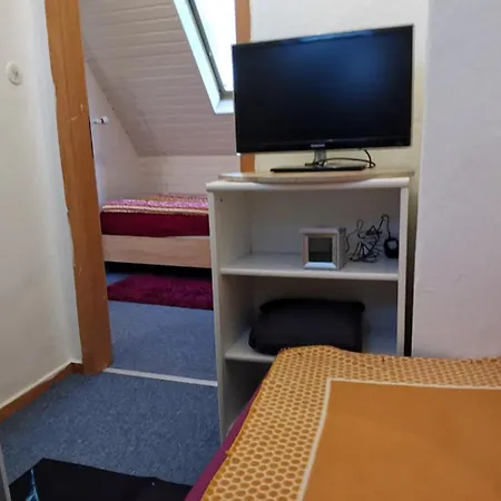 بيت للعطل Ganzes Mit 1000qm Garten In Kassel, Private Kueche, Bad Wc, Wohnzimmer, 4 Schlafzimmer, 7 Betten, Gratis Parkplaetze, Wifi, Bbq Pavillion, So Privat Zu Hause *