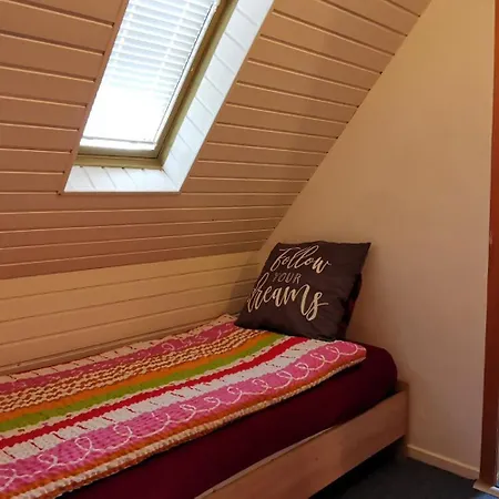 Ganzes Mit 1000qm Garten In Kassel, Private Kueche, Bad Wc, Wohnzimmer, 4 Schlafzimmer, 7 Betten, Gratis Parkplaetze, Wifi, Bbq Pavillion, So Privat Zu Hause *