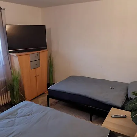 Ganzes Mit 1000qm Garten In Kassel, Private Kueche, Bad Wc, Wohnzimmer, 4 Schlafzimmer, 7 Betten, Gratis Parkplaetze, Wifi, Bbq Pavillion, So Privat Zu Hause بيت للعطل *
