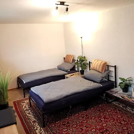 Ganzes Mit 1000qm Garten In Kassel, Private Kueche, Bad Wc, Wohnzimmer, 4 Schlafzimmer, 7 Betten, Gratis Parkplaetze, Wifi, Bbq Pavillion, So Privat Zu Hause بيت للعطل