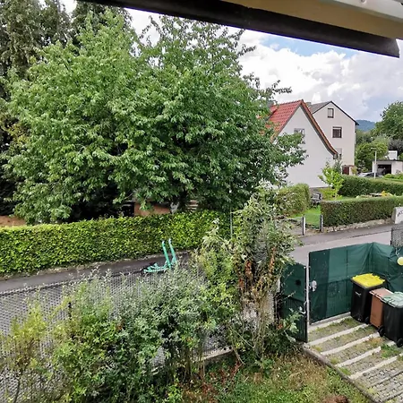 Дом отдыха Ganzes 120Qm Komfort Ferienhaus Mit 800Qm Umzaeunten Garten, 4 Schlafzimmer, Private Kueche, Wohnzimmer, Badezimmer Und Wc, Inkl Gratis Fruehstueck, Parkplaetze, Wifi, Top Lage, So Privat Wie Zu Hause Кассель