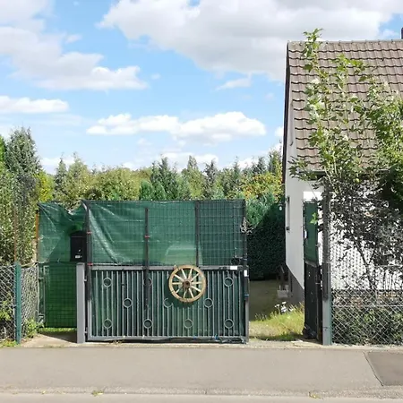 Ferienhaus Ferienhaus Kassel Glockenbruchweg, Familien Resort mit 800qm umzäunten Garten, Grill Pavillon, Gratis Frühstück, Parkplätze, WiFi, so Privat wie zu Hause *