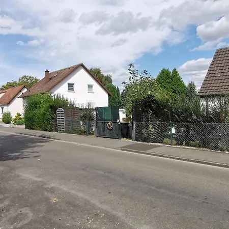 بيت للعطل Ganzes Mit 1000qm Garten In Kassel, Private Kueche, Bad Wc, Wohnzimmer, 4 Schlafzimmer, 7 Betten, Gratis Parkplaetze, Wifi, Bbq Pavillion, So Privat Zu Hause *