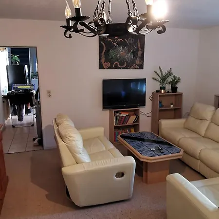 Ganzes Mit 1000qm Garten In Kassel, Private Kueche, Bad Wc, Wohnzimmer, 4 Schlafzimmer, 7 Betten, Gratis Parkplaetze, Wifi, Bbq Pavillion, So Privat Zu Hause