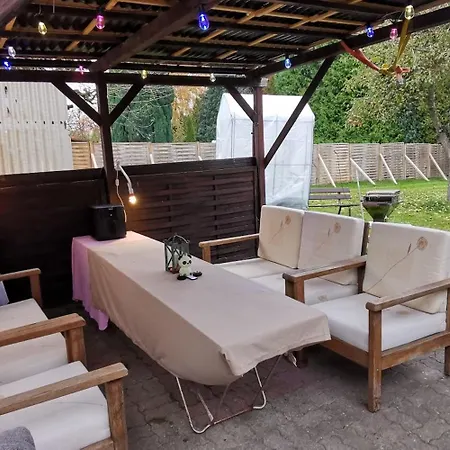 Ferienhaus Kassel Glockenbruchweg, Familien Resort mit 800qm umzäunten Garten, Grill Pavillon, Gratis Frühstück, Parkplätze, WiFi, so Privat wie zu Hause Ferienhaus