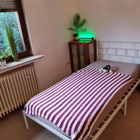 Ferienhaus Kassel Glockenbruchweg, Familien Resort mit 800qm umzäunten Garten, Grill Pavillon, Gratis Frühstück, Parkplätze, WiFi, so Privat wie zu Hause Ferienhaus
