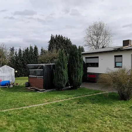 Ferienhaus Kassel Glockenbruchweg, Familien Resort mit 800qm umzäunten Garten, Grill Pavillon, Gratis Frühstück, Parkplätze, WiFi, so Privat wie zu Hause * Kassel