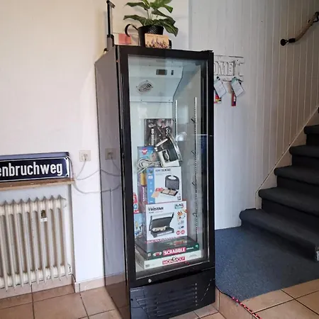 Ferienhaus Ferienhaus Kassel Glockenbruchweg, Familien Resort mit 800qm umzäunten Garten, Grill Pavillon, Gratis Frühstück, Parkplätze, WiFi, so Privat wie zu Hause