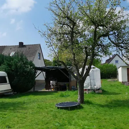 Ferienhaus Ferienhaus Kassel Glockenbruchweg, Familien Resort mit 800qm umzäunten Garten, Grill Pavillon, Gratis Frühstück, Parkplätze, WiFi, so Privat wie zu Hause Kassel