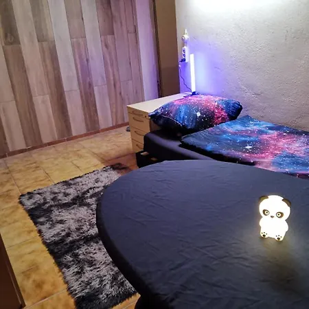 Ferienhaus Kassel Glockenbruchweg, Familien Resort mit 800qm umzäunten Garten, Grill Pavillon, Gratis Frühstück, Parkplätze, WiFi, so Privat wie zu Hause * Kassel