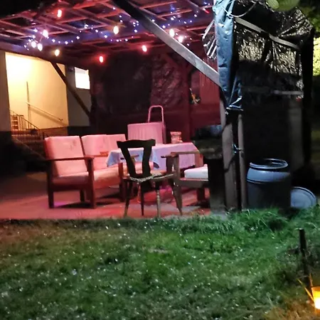 Ferienhaus Kassel Glockenbruchweg, Familien Resort mit 800qm umzäunten Garten, Grill Pavillon, Gratis Frühstück, Parkplätze, WiFi, so Privat wie zu Hause Kassel