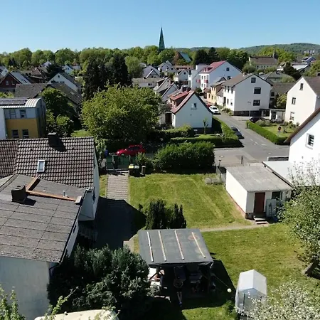Ganzes Ferienhaus Familien Resort Mit 800Qm Umzaeunten Garten Mit Grill Pavillon, 4 Zimmer Und Wohnzimmer, Kueche, Bad, Inkl Gratis Fruehstueck, Parkplaetze, Wifi, So Privat Wie Zu Hause, In Kassel Am Glockenbruchweg *