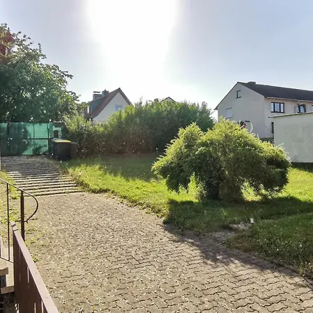 Ganzes Ferienhaus Kassel Glockenbruchweg, Mit 800Qm Umzaeunten Garten, 4 Zimmer Und Wohnzimmer Kueche Bad Wc, Gratis Parkplaetze, Wifi Und Inkl Fruehstueck, So Privat Wie Zu Hause! Vakantiehuis *