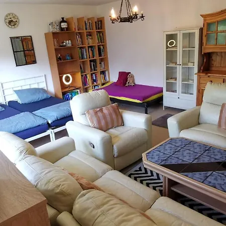 Ganzes Ferienhaus Familien Resort Mit 800Qm Umzaeunten Garten Mit Grill Pavillon, 4 Zimmer Und Wohnzimmer, Kueche, Bad, Inkl Gratis Fruehstueck, Parkplaetze, Wifi, So Privat Wie Zu Hause, In Kassel Am Glockenbruchweg *