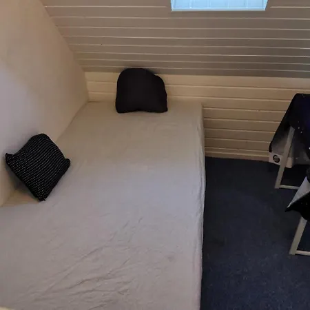 Ganzes Ferienhaus Familien Resort Mit 800Qm Umzaeunten Garten Mit Grill Pavillon, 4 Zimmer Und Wohnzimmer, Kueche, Bad, Inkl Gratis Fruehstueck, Parkplaetze, Wifi, So Privat Wie Zu Hause, In Kassel Am Glockenbruchweg קאסל