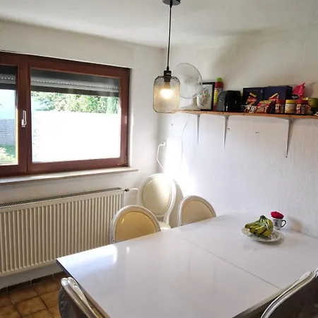 Ganzes Ferienhaus Familien Resort Mit 800Qm Umzaeunten Garten Mit Grill Pavillon, 4 Zimmer Und Wohnzimmer, Kueche, Bad, Inkl Gratis Fruehstueck, Parkplaetze, Wifi, So Privat Wie Zu Hause, In Kassel Am Glockenbruchweg קאסל