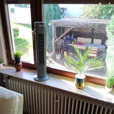 Ganzes Ferienhaus Familien Resort Mit 800Qm Umzaeunten Garten Mit Grill Pavillon, 4 Zimmer Und Wohnzimmer, Kueche, Bad, Inkl Gratis Fruehstueck, Parkplaetze, Wifi, So Privat Wie Zu Hause, In Kassel Am Glockenbruchweg * קאסל