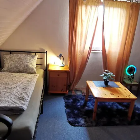 Ganzes Ferienhaus Familien Resort Mit 800Qm Umzaeunten Garten Mit Grill Pavillon, 4 Zimmer Und Wohnzimmer, Kueche, Bad, Inkl Gratis Fruehstueck, Parkplaetze, Wifi, So Privat Wie Zu Hause, In Kassel Am Glockenbruchweg בית נופש קאסל