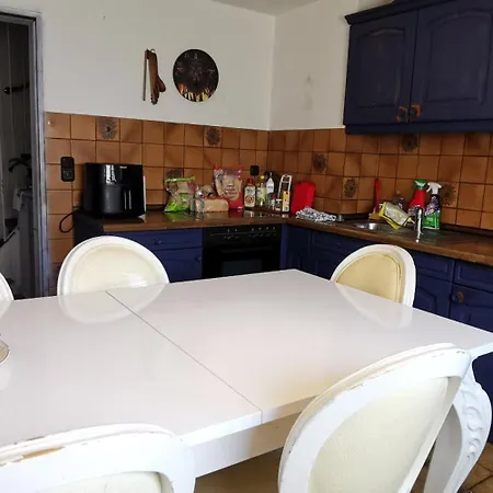 Ganzes Ferienhaus Familien Resort Mit 800Qm Umzaeunten Garten Mit Grill Pavillon, 4 Zimmer Und Wohnzimmer, Kueche, Bad, Inkl Gratis Fruehstueck, Parkplaetze, Wifi, So Privat Wie Zu Hause, In Kassel Am Glockenbruchweg * קאסל