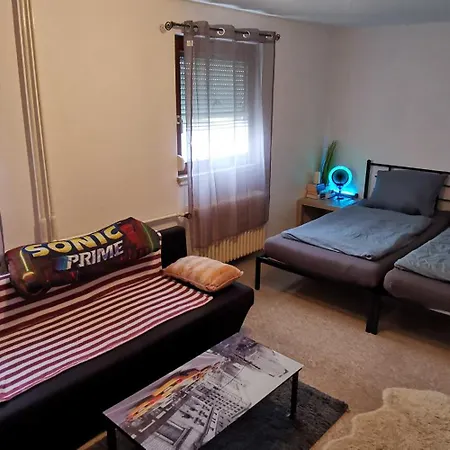 Ganzes Ferienhaus Familien Resort Mit 800Qm Umzaeunten Garten Mit Grill Pavillon, 4 Zimmer Und Wohnzimmer, Kueche, Bad, Inkl Gratis Fruehstueck, Parkplaetze, Wifi, So Privat Wie Zu Hause, In Kassel Am Glockenbruchweg בית נופש