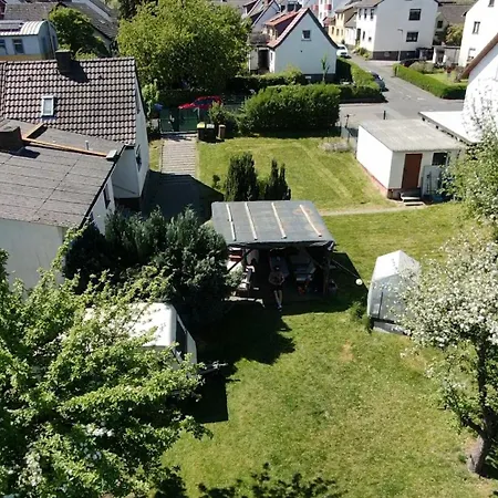 Ganzes Ferienhaus Kassel Glockenbruchweg, Mit 800Qm Umzaeunten Garten, 4 Zimmer Und Wohnzimmer Kueche Bad Wc, Gratis Parkplaetze, Wifi Und Inkl Fruehstueck, So Privat Wie Zu Hause! Vakantiehuis *