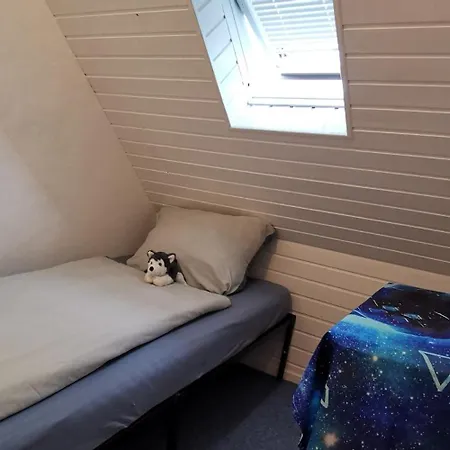 Hébergement de vacances Ganzes Mit Garten, 5x Schlafzimmer, Wohnzimmer, Kueche, Bad, Dusche, 2xwc, Gratis Parkplaetze Wifi, Smart Tv, So Privat Zu Hause, Am Glockenbruchweg Cassel