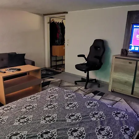 Ganzes Mit Garten, 5x Schlafzimmer, Wohnzimmer, Kueche, Bad, Dusche, 2xwc, Gratis Parkplaetze Wifi, Smart Tv, So Privat Zu Hause, Am Glockenbruchweg Hébergement de vacances *