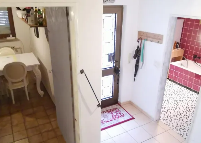 Дом отдыха Ganzes 120Qm Komfort Ferienhaus Mit 800Qm Umzaeunten Garten, 4 Schlafzimmer, Private Kueche, Wohnzimmer, Badezimmer Und Wc, Inkl Gratis Fruehstueck, Parkplaetze, Wifi, Top Lage, So Privat Wie Zu Hause Кассель