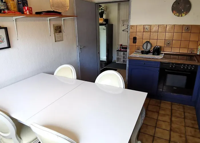 Ganzes 120Qm Komfort Ferienhaus Mit 800Qm Umzaeunten Garten, 4 Schlafzimmer, Private Kueche, Wohnzimmer, Badezimmer Und Wc, Inkl Gratis Fruehstueck, Parkplaetze, Wifi, Top Lage, So Privat Wie Zu Hause 別荘