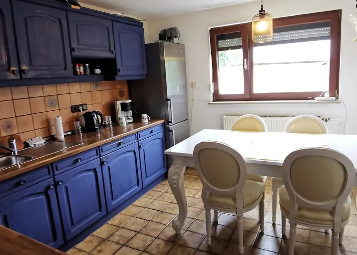 Дом отдыха Ganzes 120Qm Komfort Ferienhaus Mit 800Qm Umzaeunten Garten, 4 Schlafzimmer, Private Kueche, Wohnzimmer, Badezimmer Und Wc, Inkl Gratis Fruehstueck, Parkplaetze, Wifi, Top Lage, So Privat Wie Zu Hause Кассель