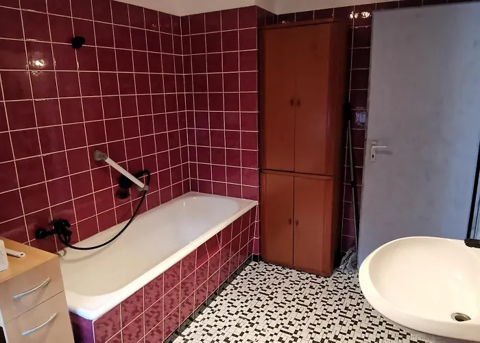 Дом отдыха Ganzes 120Qm Komfort Ferienhaus Mit 800Qm Umzaeunten Garten, 4 Schlafzimmer, Private Kueche, Wohnzimmer, Badezimmer Und Wc, Inkl Gratis Fruehstueck, Parkplaetze, Wifi, Top Lage, So Privat Wie Zu Hause *