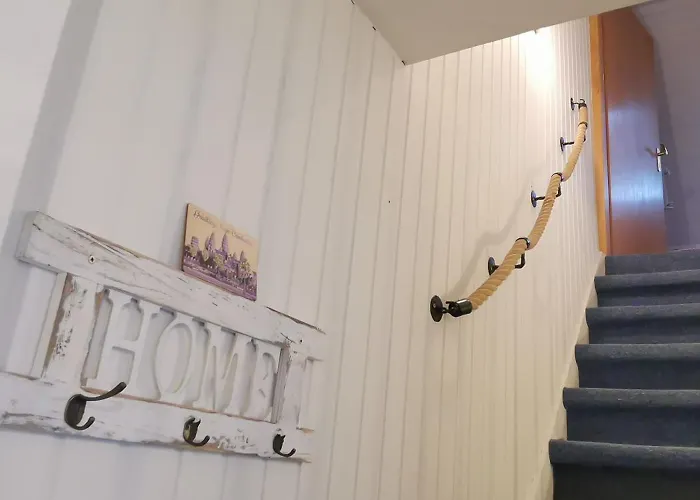 Ganzes 120Qm Komfort Ferienhaus Mit 800Qm Umzaeunten Garten, 4 Schlafzimmer, Private Kueche, Wohnzimmer, Badezimmer Und Wc, Inkl Gratis Fruehstueck, Parkplaetze, Wifi, Top Lage, So Privat Wie Zu Hause 別荘 カッセル