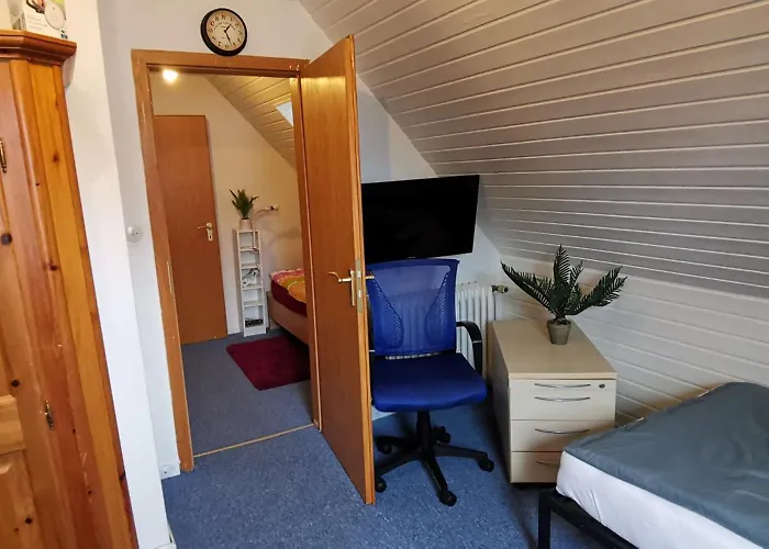 Дом отдыха Ganzes 120Qm Komfort Ferienhaus Mit 800Qm Umzaeunten Garten, 4 Schlafzimmer, Private Kueche, Wohnzimmer, Badezimmer Und Wc, Inkl Gratis Fruehstueck, Parkplaetze, Wifi, Top Lage, So Privat Wie Zu Hause Кассель