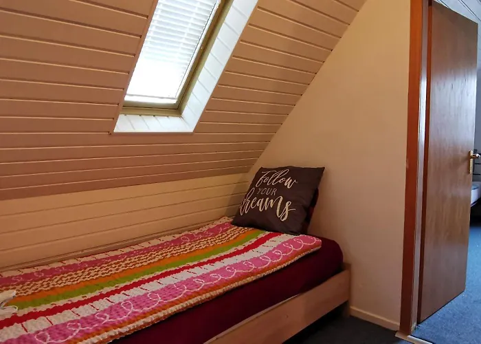 Ganzes 120Qm Komfort Ferienhaus Mit 800Qm Umzaeunten Garten, 4 Schlafzimmer, Private Kueche, Wohnzimmer, Badezimmer Und Wc, Inkl Gratis Fruehstueck, Parkplaetze, Wifi, Top Lage, So Privat Wie Zu Hause *