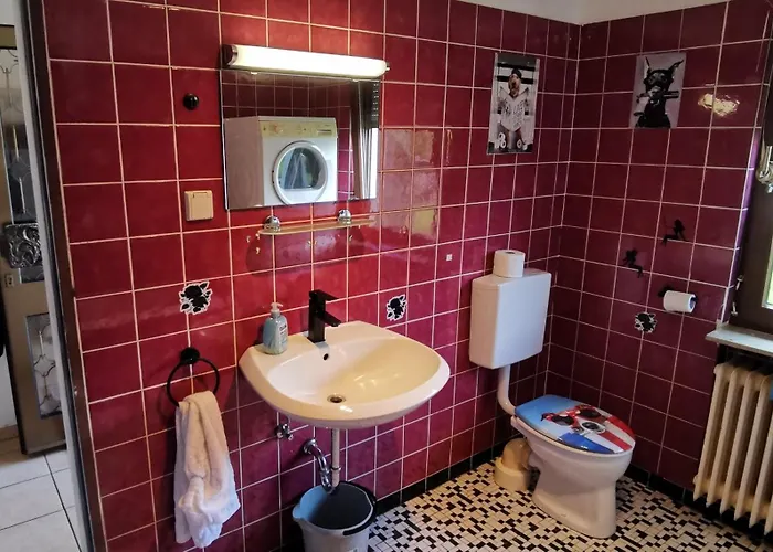 Ganzes 120Qm Komfort Ferienhaus Mit 800Qm Umzaeunten Garten, 4 Schlafzimmer, Private Kueche, Wohnzimmer, Badezimmer Und Wc, Inkl Gratis Fruehstueck, Parkplaetze, Wifi, Top Lage, So Privat Wie Zu Hause カッセル