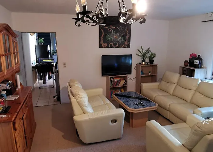 Ganzes 120Qm Komfort Ferienhaus Mit 800Qm Umzaeunten Garten, 4 Schlafzimmer, Private Kueche, Wohnzimmer, Badezimmer Und Wc, Inkl Gratis Fruehstueck, Parkplaetze, Wifi, Top Lage, So Privat Wie Zu Hause