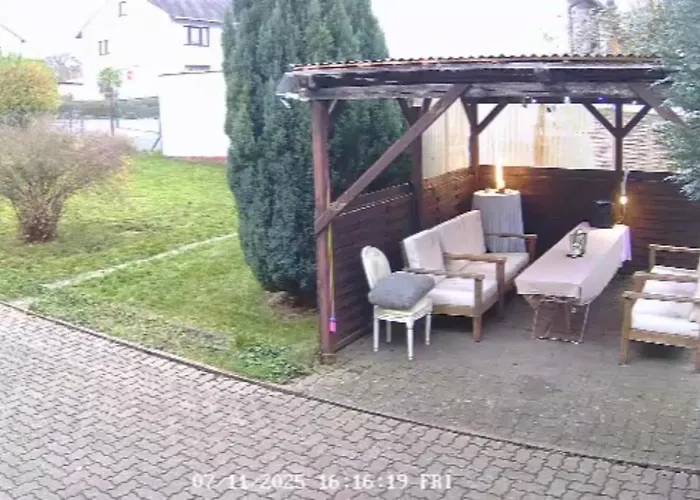 Ganzes Ferienhaus Familien Resort Mit 800Qm Umzaeunten Garten, Inkl Gratis Fruehstueck, Parkplaetze, Wifi, Kassel Top Lage, So Privat Wie Zu Hause 度假居