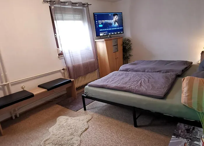 Ganzes 120Qm Komfort Ferienhaus Mit 800Qm Umzaeunten Garten, 4 Schlafzimmer, Private Kueche, Wohnzimmer, Badezimmer Und Wc, Inkl Gratis Fruehstueck, Parkplaetze, Wifi, Top Lage, So Privat Wie Zu Hause 別荘