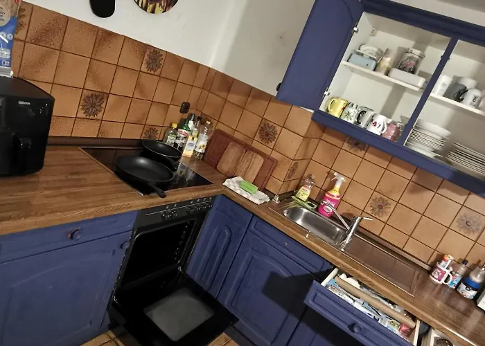 Ganzes 120Qm Komfort Ferienhaus Mit 800Qm Umzaeunten Garten, 4 Schlafzimmer, Private Kueche, Wohnzimmer, Badezimmer Und Wc, Inkl Gratis Fruehstueck, Parkplaetze, Wifi, Top Lage, So Privat Wie Zu Hause Дом отдыха *